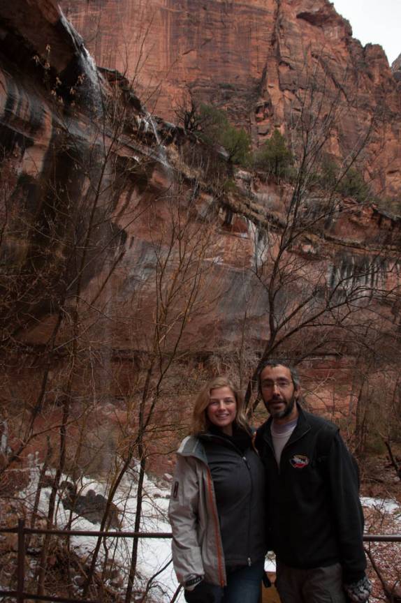 Chegando à cachoeira semi-congelada no Zion National Park, em Utah, nos Estados Unidos